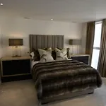 Spacius 3-Bed Apartment In Kensington London