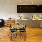 London Rooms In Luxury Apartment