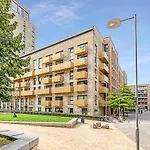 Beautiful Apartment In Surrey Quays