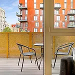 Beautiful Apartment In Surrey Quays