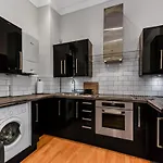 Modern 2 Bedroom Flat For 4 In Greater London