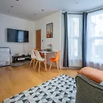 Woodside Gardens Luxury Properties Near Alexandra Palace, Tottenham Stadium & Drumsheds