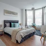 Woodside Gardens Luxury Properties Near Alexandra Palace, Tottenham Stadium & Drumsheds