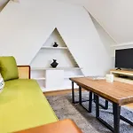 Split Level Studio At West Hampstead By Concept Apartments