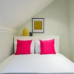 Split Level Studio At West Hampstead By Concept Apartments