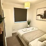 Wimbledon Elegance: 2-Bedroom Retreat