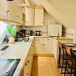 Wimbledon Elegance: 2-Bedroom Retreat