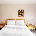 King Beds Apartment With En-Suite, Private Balcony And Elevator By Iconic Portobello Market