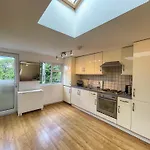 1 Bed Attic Flat With Easy Reach To City Centre