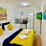 London Studio Apartments, Private Bathroom, Kitchenette, Parking, Np2