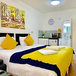 London Studio Apartments, Private Bathroom, Kitchenette, Parking, Np2