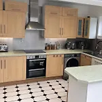 Great 5-Bedroom House In Thornton Road Sleeps 14+