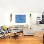 Loft-Style 3 Bed Apartment Short Term Rental & Flexible Renting Hoxton With Free Wifi & Terrace !