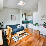 Cosy Caledonian Road Apartment, Nearby Tube And Restaurants