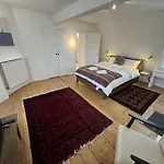 Centrally Located Stunning 3Bed 2Bath Se1
