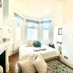 Lovely 2-3 Bedroom Flat In London