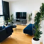 Luxury 2 Bedroom Apartment 20 Min From Central London