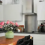 Beautiful, Quiet Flat With Patio Close To Metro