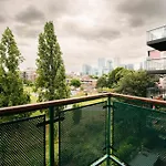 Luxury Docklands 2Bed Apt- Close To Excel- Canary Wharf- City Airport - 02 Arena- Free Parking- Ps 4