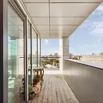 Chic 2-Bedroom Apartment With Stunning Views In London