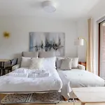 Refurbished Kensington Studio With Balcony Near Tube