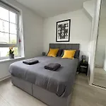 London Bridge Apartment