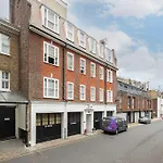 Luxury 3-Bed Pavilion Road Residence