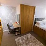 Modern 1 Bedroom Apartment In Kensington