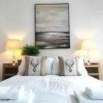 No 10 Spacious 2-Bedroom House In London Stratford With Parking For Up To Six