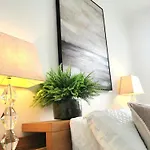 No 10 Spacious 2-Bedroom House In London Stratford With Parking For Up To Six
