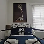 No 10 Spacious 2-Bedroom House In London Stratford With Parking For Up To Six