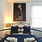 No 10 Spacious 2-Bedroom House In London Stratford With Parking For Up To Six