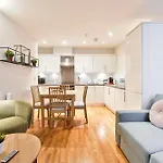Delightful Tower Bridge Apartment Sleeps 6