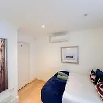 2-Bedroom Flat In Embankment A Short Walk Away To Trafalgar Square Near Big Ben, London Eye