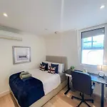 2-Bedroom Flat In Embankment A Short Walk Away To Trafalgar Square Near Big Ben, London Eye