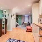 Hyde Park Beautiful Family Apartment