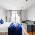 Relax And Unwind, King Beds Near Camden Town