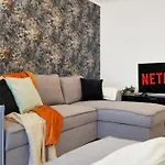 Spacious House In Wembley - Sleeps 14