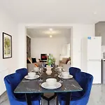 Spacious House In Wembley - Sleeps 14
