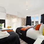 Spacious House In Wembley - Sleeps 14