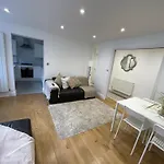 Newley Refurbished 2-Bed Only Minutes From London\'S Attractions
