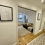 Newley Refurbished 2-Bed Only Minutes From London\'S Attractions
