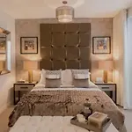 Luxury Boutique Designer Apartment- Tube Access- Zone 1