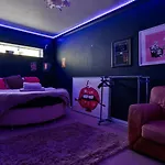Pool Table Stylish 3 Bedroom House Long Term Stays