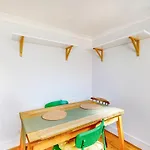 Bright 1-Bedroom Flat With Great Transport Links
