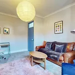 Bright 1-Bedroom Flat With Great Transport Links