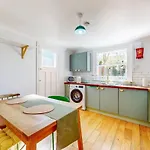 Bright 1-Bedroom Flat With Great Transport Links