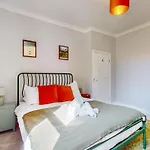 Bright 1-Bedroom Flat With Great Transport Links