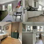 Charming Cottage Home In Battersea