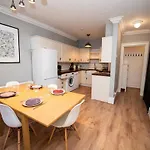 Spacious Mews Flat With Parking